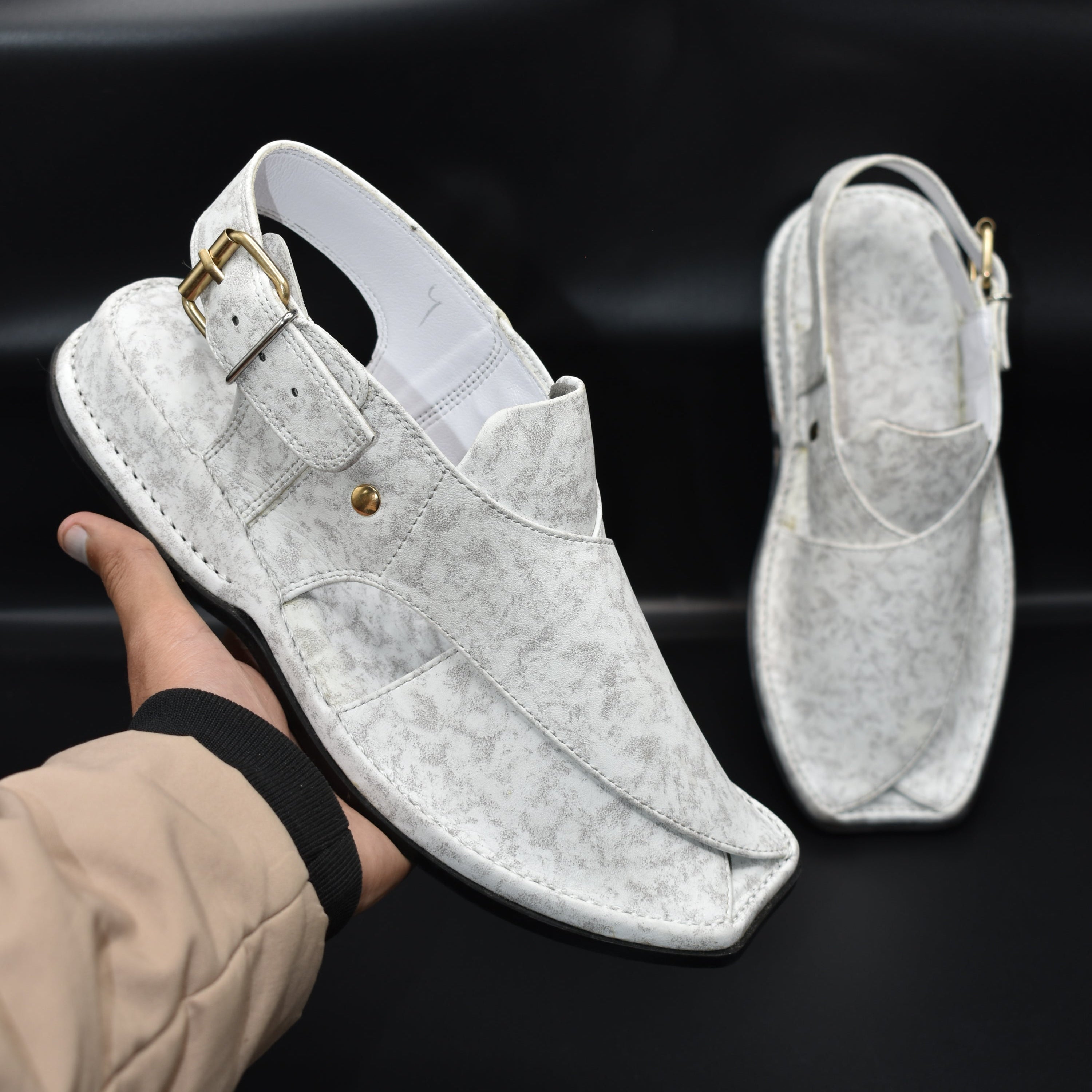 Pihno  Black Zardari chappal