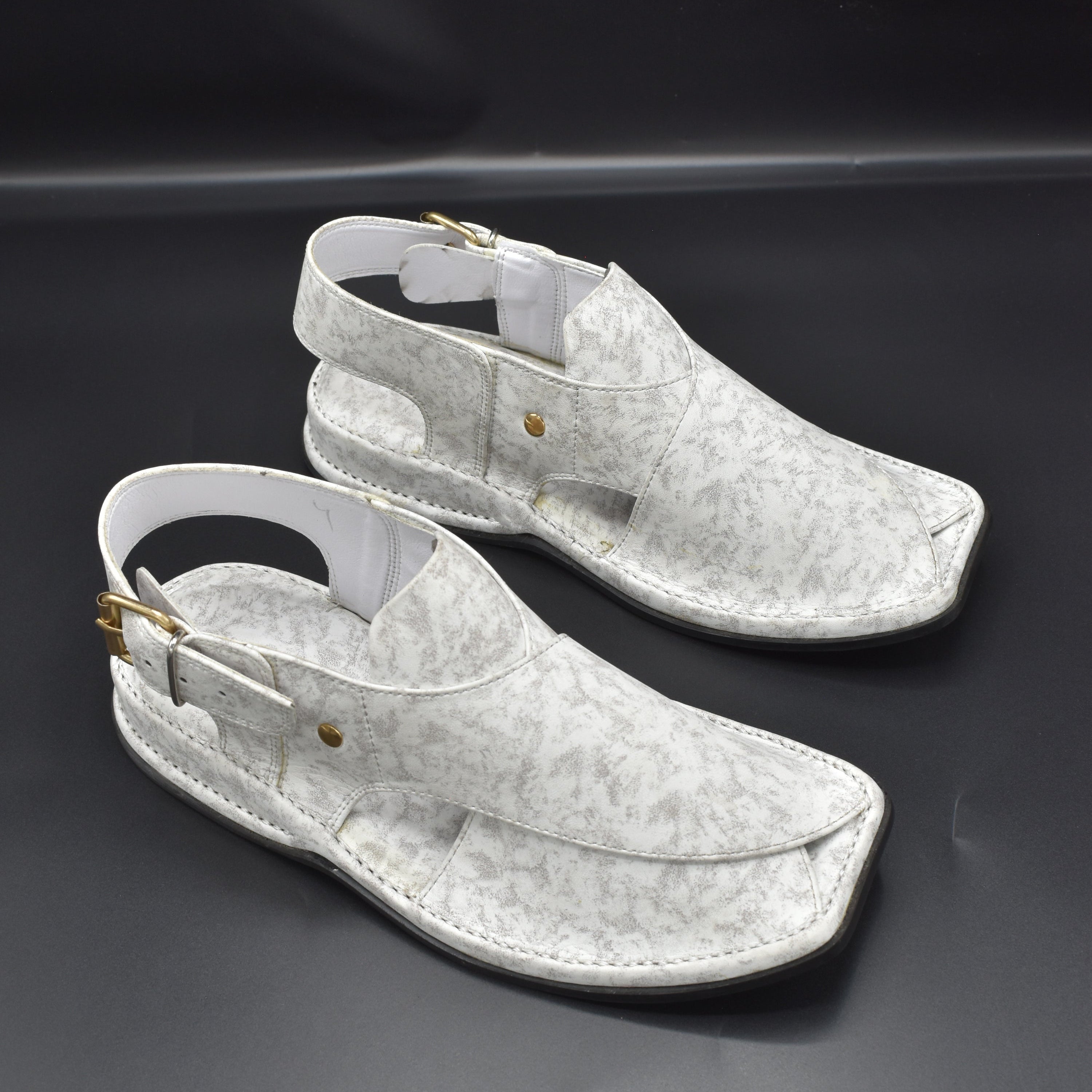 Pihno  Black Zardari chappal