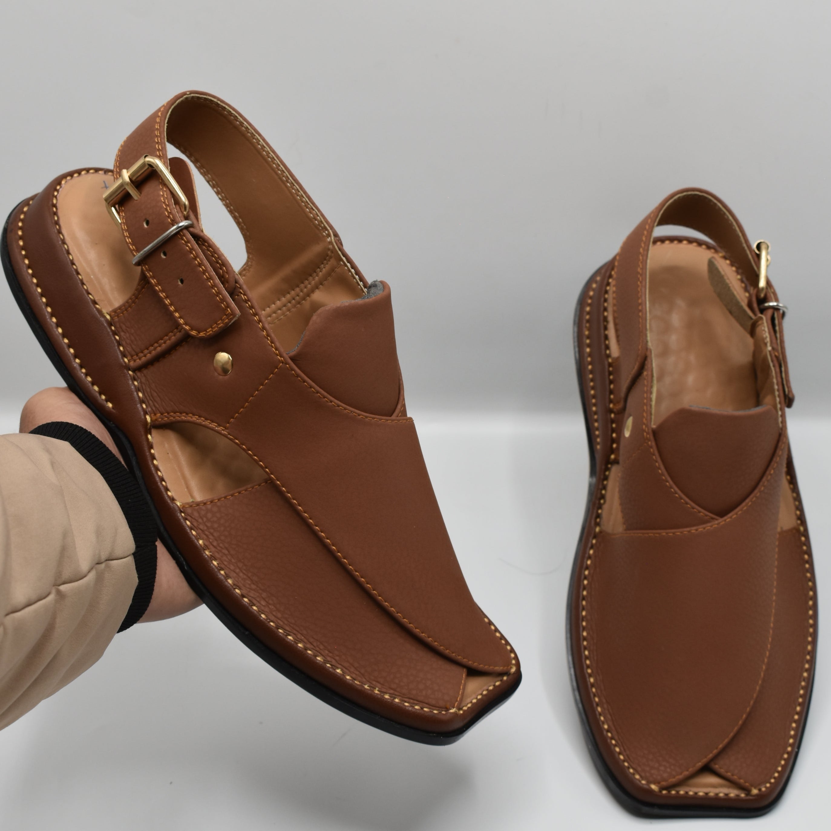 Pihno  Black Zardari chappal