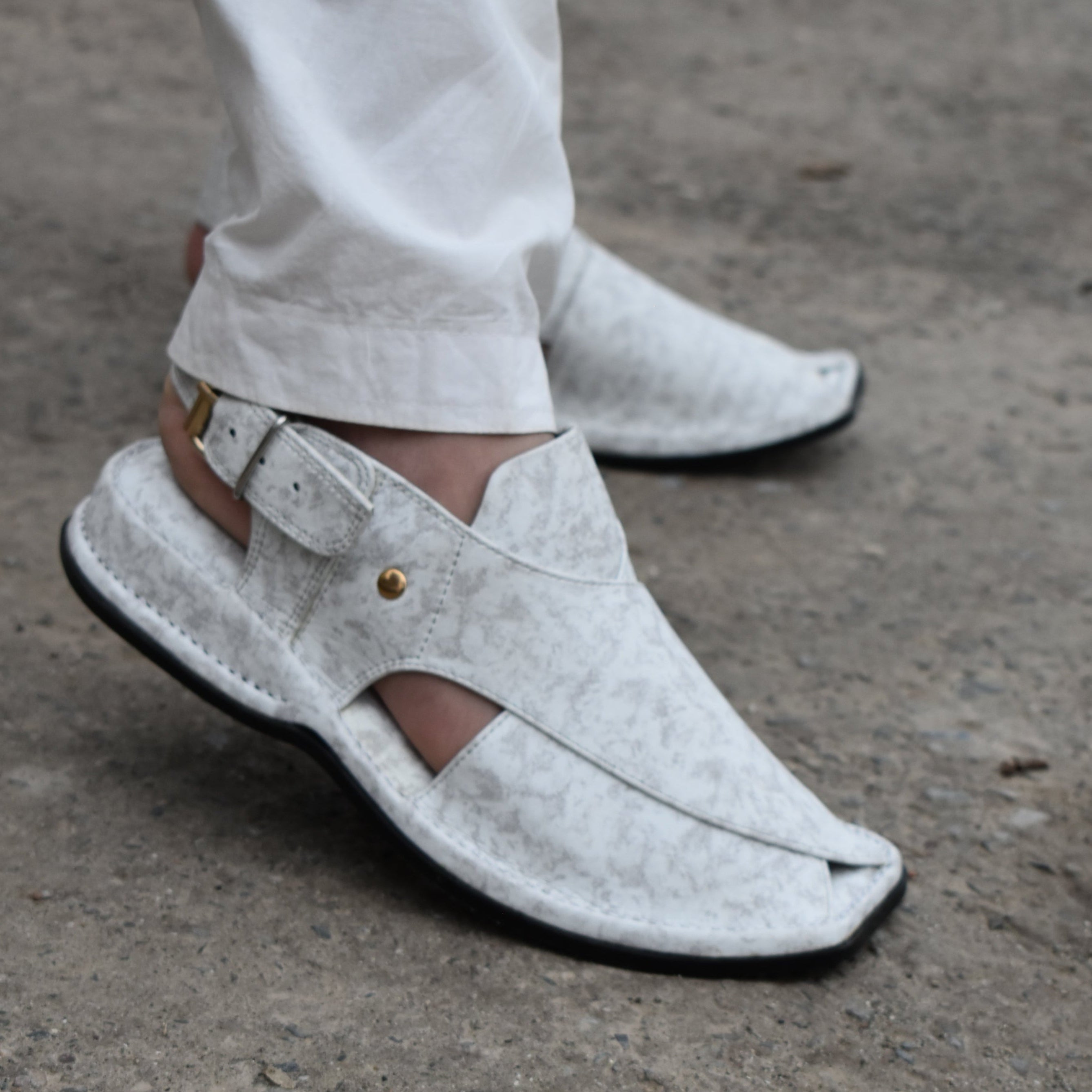 Pihno  Black Zardari chappal