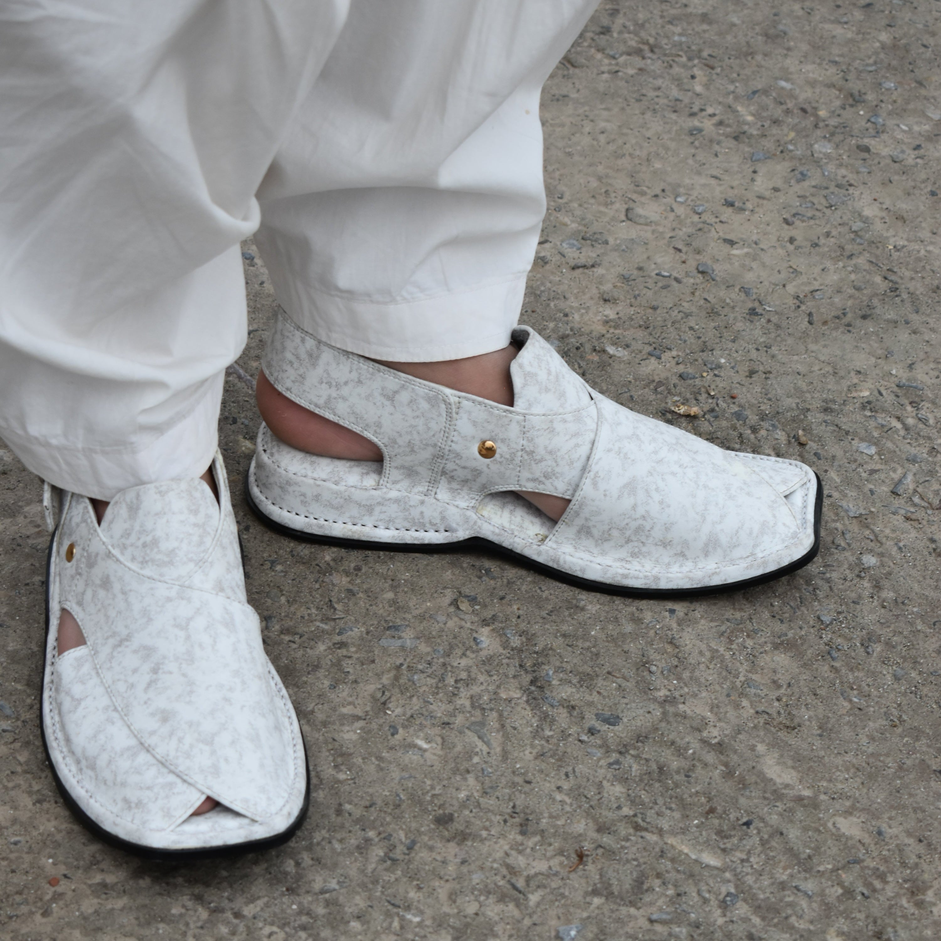 Pihno  Black Zardari chappal