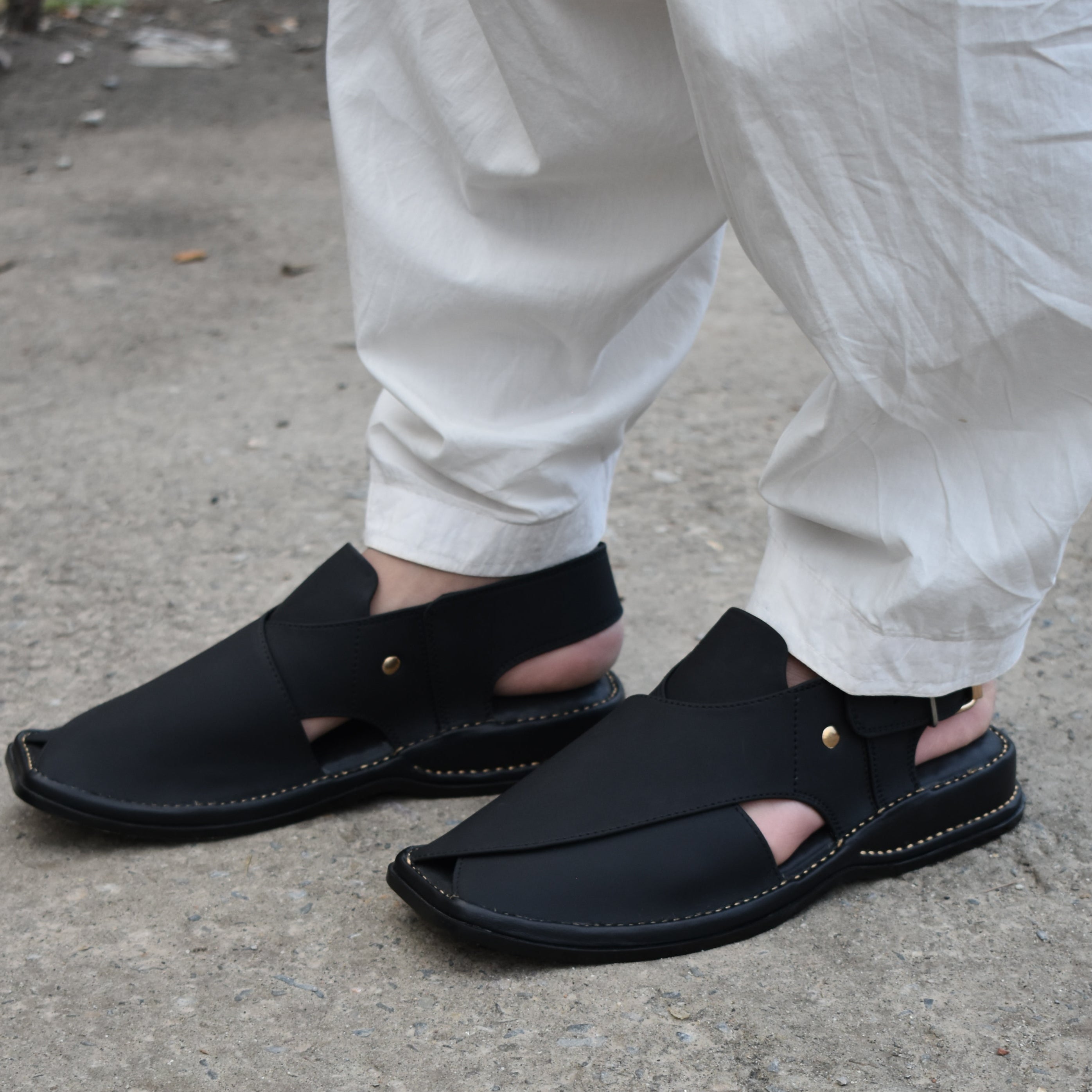 Pihno  Black Zardari chappal