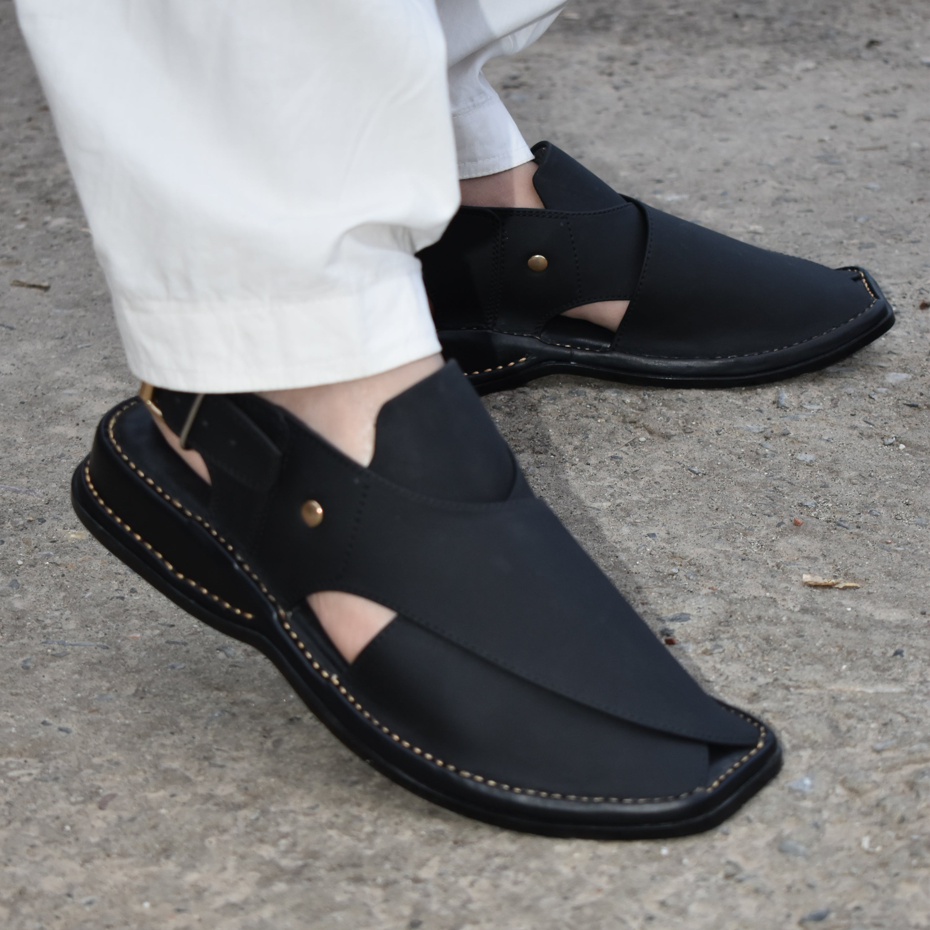 Pihno  Black Zardari chappal