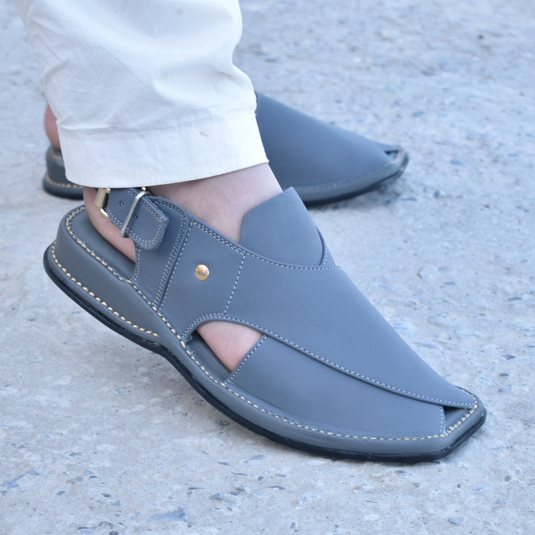 Pihno  Black Zardari chappal